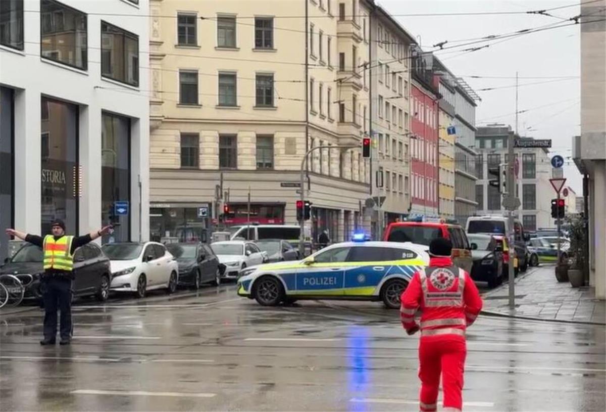 Scholz zum mutmaßlichen Anschlag in München: „Täter muss das Land verlassen“ 13.02.2025, Bayern, München: Ein Polizist steht in der Nähe des Einsatzortes. In der Münchner Innenstadt ist ein Fahrzeug in eine Menschengruppe gefahren. Wie die Polizei auf der Plattform X mitteilte, wurden mehrere Menschen verletzt. «Wir sind aktuell mit starken Kräften vor Ort», sagte ein Polizeisprecher. Foto: Peter Kneffel/dpa +++ dpa-Bildfunk +++
