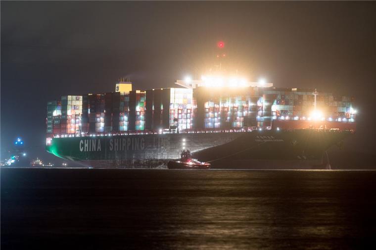 Containerriese in der Elbe ist wieder frei Mehrere Schlepper haben den Containerfrachter "CSCL Indian Ocean" wieder in zurück in die Fahrrinne der Elbe vor Grünendeich bei Stade .