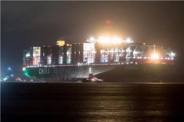 Mehrere Schlepper haben den Containerfrachter "CSCL Indian Ocean" wieder in zurück in die Fahrrinne der Elbe vor Grünendeich bei Stade .