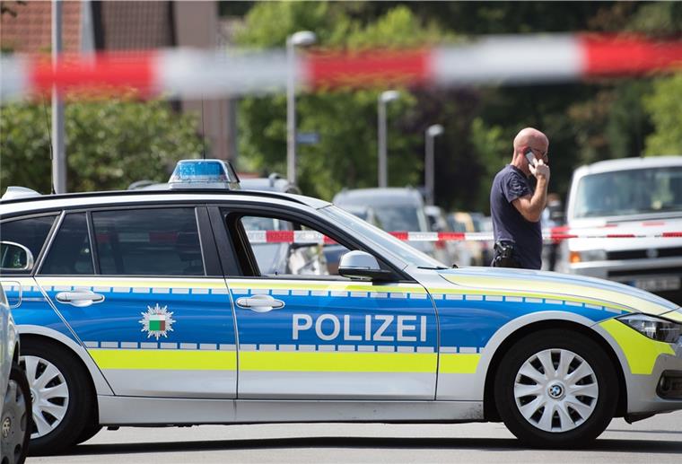 Bremen: Unbekannter schießt mehrfach auf Wohnhaus Mehrere Schüsse auf ein Mehrfamilienhaus hat ein Unbekannter am Freitag in Bremen-Blumenthal abgegeben. Die Polizei sucht jetzt nach Zeugen.