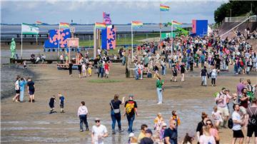 Mehrere Tausend Besucherinnen und Besucher werden zur diesjährigen Auflage des „Watt en Schlick Festival“ im friesischen Dangast erwartet.
