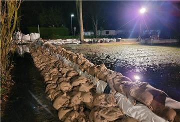 Mehrere tausend Sandsäcke schützen die Rotenburger Innenstadt vor den Wassermassen
