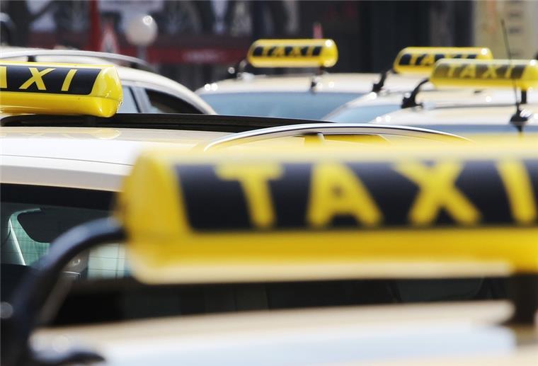 Maritime Tage in Bremerhaven: Gastronomen fürchten Taxi-Notstand Taxis warten auf Fahrgäste.