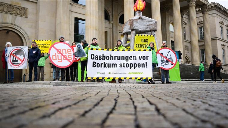 Organisationen protestieren gegen Bohrungen vor Borkum Mehrere Umweltschutzorganisationen haben vor dem Landtag gegen die geplanten Gasbohrungen vor Borkum protestiert.
