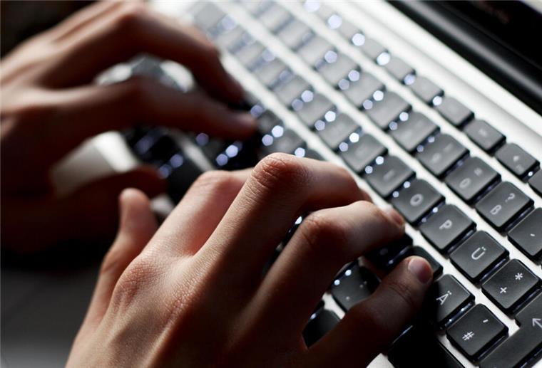 Geestländer Firmen im Visier von Betrügern: Mehrere Fälle von CEO Fraud gemeldet Hände auf einer Computertastatur