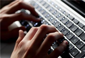 Hände auf einer Computertastatur