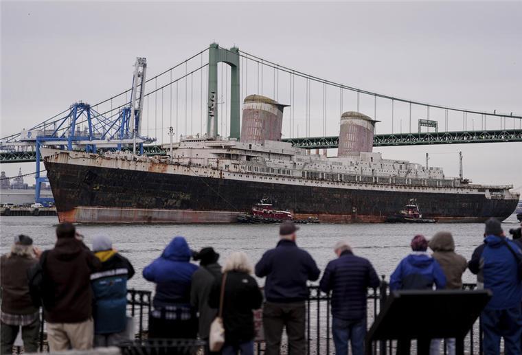 Bremerhavener trauern um legendäres Schiff: Die „United States“ wird versenkt! Der Ozeandampfer "United States" durchfährt einen Fluss. Nun soll er versenkt werden.