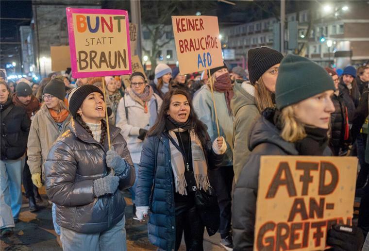Sonntag große Demo in Bremen: Bündnis macht gegen AfD und Rechtspopulismus mobil Mehrere Zehntausend Menschen sind am Dienstagabend in Köln gegen Rassismus auf die Straße gegangen. Nun ist auch in Bremen so eine Demonstration geplant.