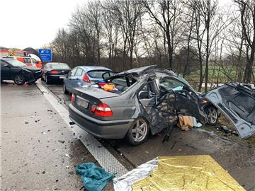 Mehrere zerstörte Autos stehen nach einer Massenkarambolage auf der Autobahn 29. Ein plötzlicher Hagelschauer hat am Samstagnachmittag Autofahrer auf der Autobahn 29 bei Oldenburg überrascht und eine Massenkarambolage mit einem Todesopfer ausgelöst.
