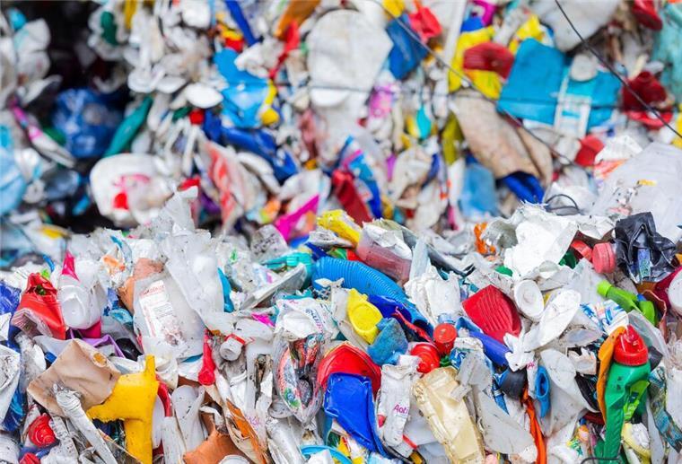 Plastik im Alltag vermeiden – 10 einfache Tipps für weniger Müll Sortierte Verpackungsabfälle stehen gepresst neben einer Halle, nachdem sie in der Sortieranlage eines Entsorgungsunternehmens getrennt worden sind. (zu dpa: «Wie sich die Aufnahme von Mikroplastik vermindern lässt»)