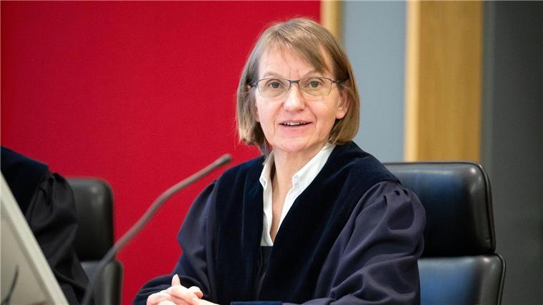 Bremer Landtagswahl muss vorläufig nicht wiederholt werden Meike Jörgensen, Präsidentin des Verwaltungsgerichts, sitzt im Gerichtssaal.