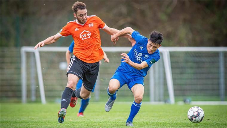 Mittelfeldspieler Meiko Gagelmann wechselt den Klub Meiko Gagelmann (links) spielt künftig für den OSC Bremerhaven.