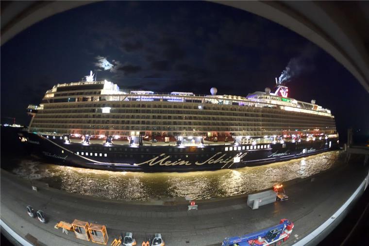 Bremerhaven: Salutschüsse und Shantys für "Mein Schiff 1" "Mein Schiff 1" (Tui Cruises) ist in Bremerhaven am Columbus Cruise Center angekommen.