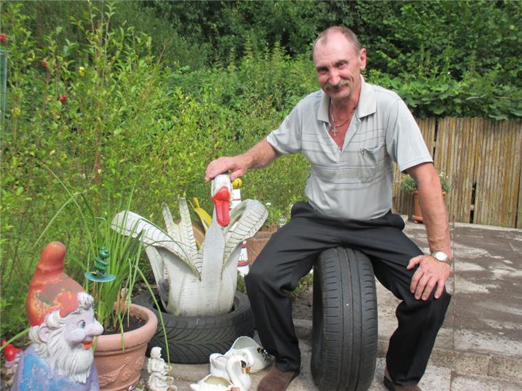 Alte Reifen werden zu wunderschönen Schwänen "Mein zweites Leben: Alter Autoreifen", frotzelt Peter Kirchgessner. In seinem Garten am Fleeth fabriziert er aus ollen Reifen originelle Deko-Schwäne.