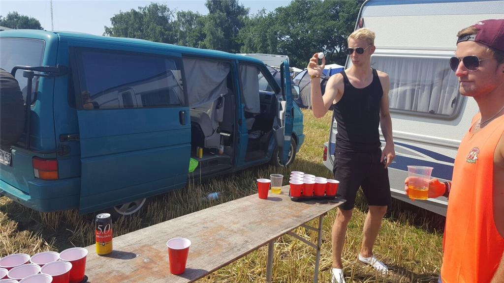 Meine Gruppe spielt Beerpong. Ziel des Spiels ist es, einen Tischtennisball in B...