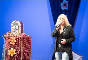 Moderatorin Melanie May präsentiert die Sendung "Musiktruhe" mit Schlagermusik an der Unterweser. Aufgezeichnet wurde die Sendung im Studio von Radio Weser.TV