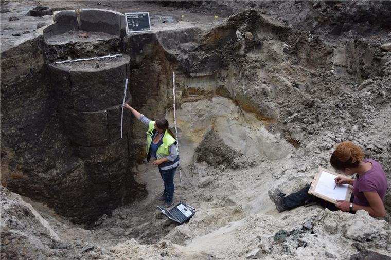 Kleine Sensation bei Ausgrabung in Lehe: Brunnen aus dem 17. Jahrhundert entdeckt Melanie Müller, Grabungsleiterin und Archäologin vom Fachbüro „denkmal 3 D“, vermisst den Steinbrunnen in Lehe. Er reicht mindestens vier Meter in die Tiefe und hat einen Durchmesser von 1,10 Meter.