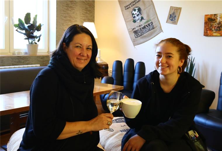 Ein kleines Stück Pfalz in Langwarden Melanie Röhm mit Tochter Ives (18) in dem Bereich ihres Bistro-Cafés, in dem ursprünglich die Sofa-Konzerte geplant waren.