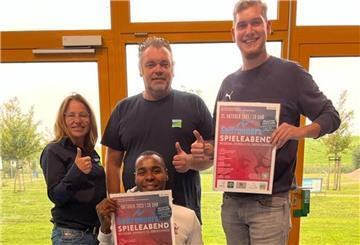 Melanie Schmidt, Gercio Cumbe, Spielscheunen-Leiter Sascha Büsing und Mitorganisator Lukas Handeshauser freuen sich auf den Selfrunners-Spieleabend.