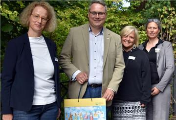 Melanie Siller (Sachgebietsleiterin Frühe Hilfen; von links), Landrat Marco Prietz, Jugendamtsleiterin Ulrike Helle und Dezernentin Imke Colshorn 