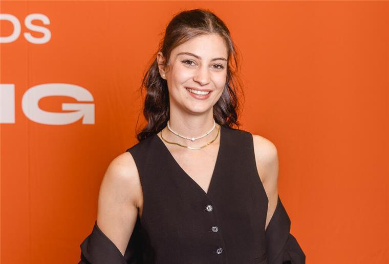 Cuxhavenerin ist im Finale der Miss Germany Awards Melda Siraz: „Mit meinen Auftritten ermutige ich Frauen dazu, für ihre Rechte einzustehen und sich von überholten Normen zu befreien. Dabei greife ich auf persönliche Erfahrungen zurück, um die Botschaft zu vermitteln, dass Unabhängigkeit und Selbstbestimmung erstrebenswert und erreichbar sind.“