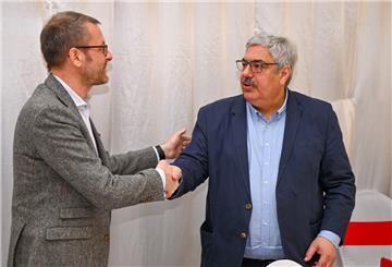 Melf Grantz soll nach dem Willen der SPD auch künftig das Amt des Oberbürgermeisters in Bremerhaven ausüben. Martin Günthner gratulierte dem Oberbürgermeister zu seiner erneuten Nominierung.
