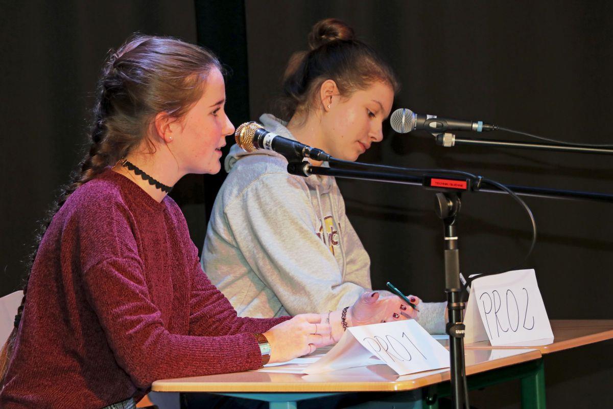 Zeven: Schülerinnen debattieren beim Regionalentscheid Melina Meinders (links) wird das Gymnasium beim Regionalentscheid im Debattieren im Februar vertreten.
