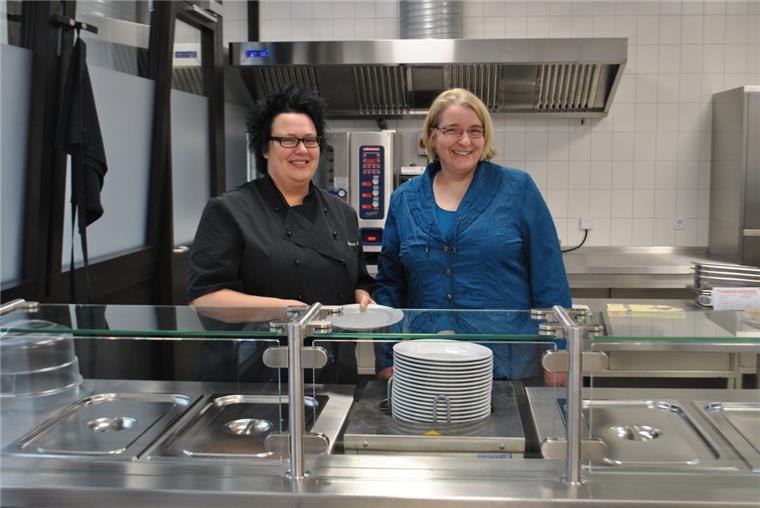 Oberschule Schiffdorf eröffnet ihre Mensa Mensaleiterin Andrea Kroos (links) und die kommissarische Leiterin der Oberschule Schiffdorf, Maike Agit, warten gesspannt auf die erste Essenslieferung der frisch eröffneten Schulmensa.