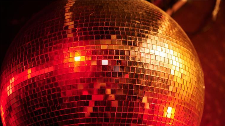 Welche Songs fröhliche Erinnerungen auslösen Mensch, damals bei der einen Party! Bei energiegeladenen Songs erinnert man sich eher an aufregende und freudvolle Momente. (Symbolbild)