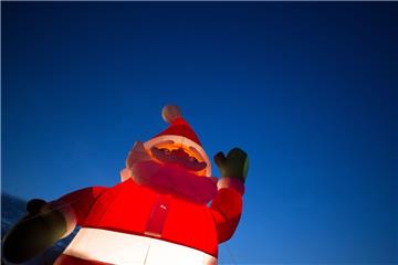 Mensch ist das schon weihnachtlich da draußen. Und es wird noch besser. Ab Sonnabend können endlich Weihnachtsbäume gekauft werden.