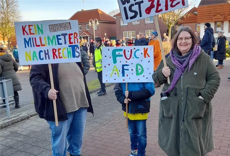 Demos gegen Rechtsextremismus zwischen Jade, Weser und Elbe: Die besten Bilder Menschen bei der Demo in Beverstedt
