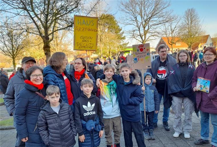 Demos gegen Rechtsextremismus zwischen Jade, Weser und Elbe: Die besten Bilder Menschen bei der Demo in Beverstedt