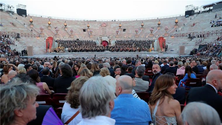 Menschen besuchen ein Galakonzert in der Arena von Verona, um die Anerkennung der italienischen Opernkunst durch die UNESCO zu feiern.