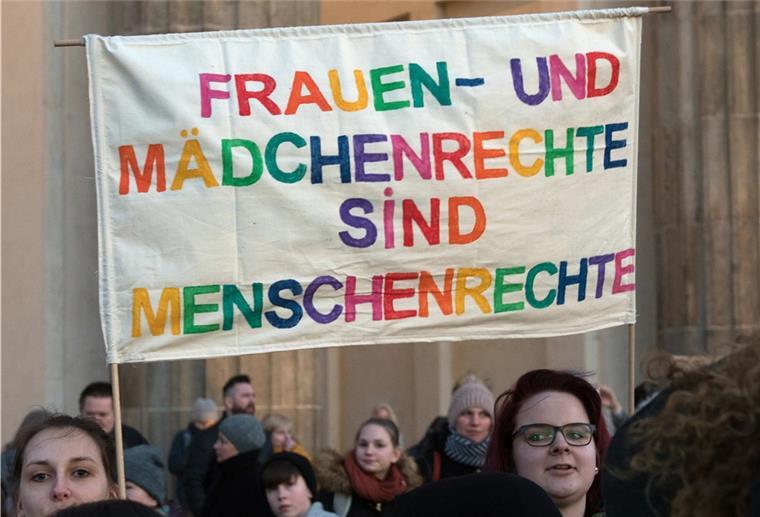 „One billion rising“ - Gegen Gewalt an Frauen tanzend demonstrieren Menschen demonstrieren tanzend für Frauenrechte und gegen Gewalt.