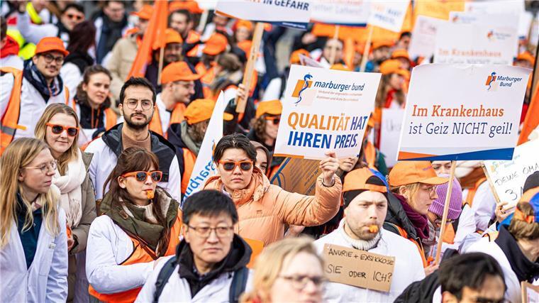Ärztinnen und Ärzte machen mit Warnstreik Druck Menschen demosntrieren auf dem Opernplatz in Hannover.