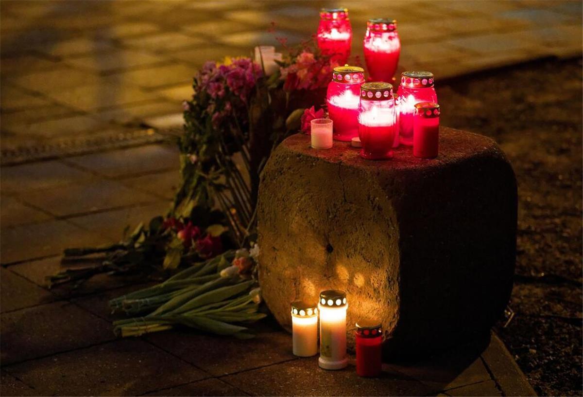 Mutter und Tochter nach Anschlag in München gestorben Blumen und Kerzen sind in der Münchner Innenstadt an der Stelle zu sehen, an der ein Auto in einen Demonstrationszug gefahren ist.