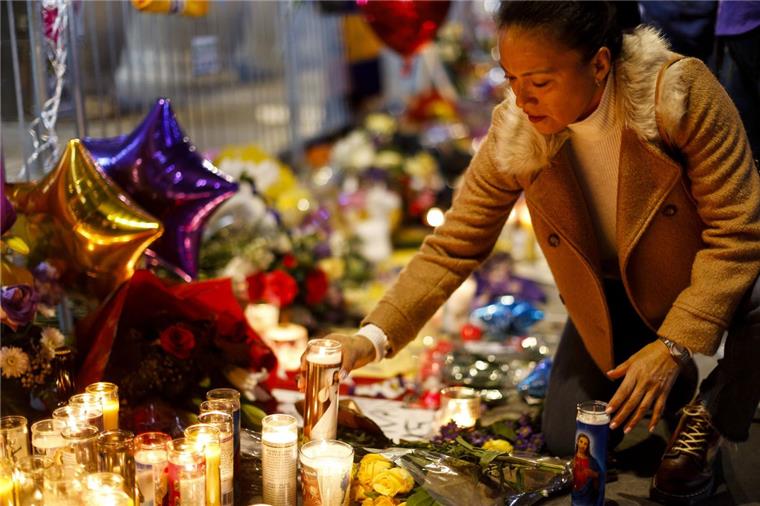 Menschen in Los Angeles trauern an einer Gedenkstätte um den verstorbenen Basketballspieler Kobe Bryant.

 