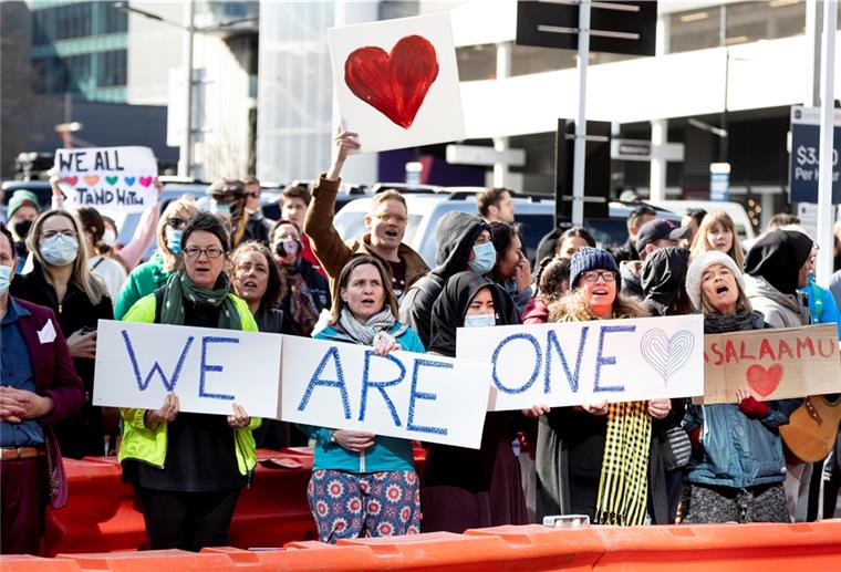 Christchurch-Attentäter muss für den Rest seines Lebens ins Gefängnis Menschen jubeln nach der Urteilsverkündung vor dem High Court. Eineinhalb Jahre nach den blutigen Anschlägen auf zwei Moscheen im neuseeländischen Christchurch ist der Attentäter zu einer lebenslangen Haftstrafe verurteilt worden.