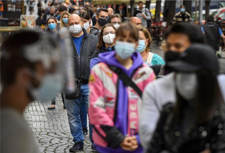 Corona: Bundesregierung gibt neue Risikogebiete bekannt Menschen mit Mundschutz stehen an der Sammelstelle am Wenzelsplatz in Prag Schlange, um sich auf Covid-19 testen zu lassen. In Tschechien breitet sich das Coronavirus weiter rasant aus.