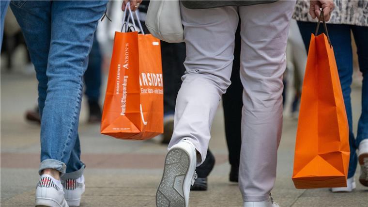 Wirtschaft in Niedersachsen verbucht 2023 Mini-Wachstum Menschen mit vollen Einkaufstaschen gehen an den Geschäften vorbei.