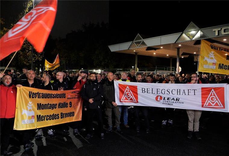 IG Metall ruft zu Warnstreiks auf: Tausende Beschäftigte legen die Arbeit nieder Menschen nehmen am Tor 7 von Mercedes Benz an einer Kundgebung teil. Erste Warnstreiks in der Metall- und Elektroindustrie haben um Mitternacht vor den Werkstoren in Bremen begonnen.