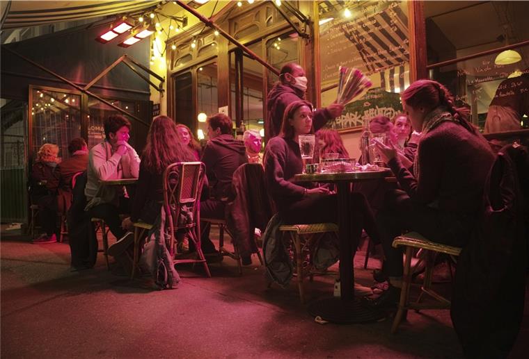Corona in Paris: „Maximale Alarmstufe“ Menschen im Außenbereich eines Cafés bei Nacht.