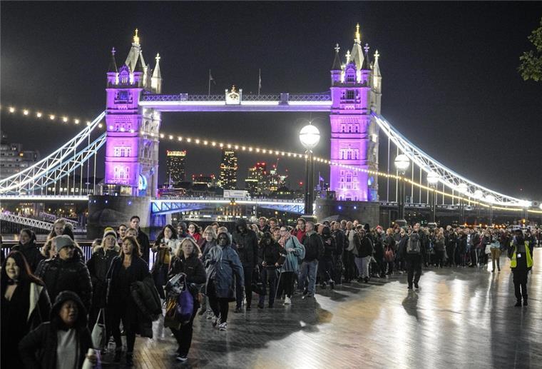 24 Stunden Wartezeit für Queen-Abschied Menschen stehen vor der Tower Bridge Schlange, um der verstorbenen Königin Elizabeth II. während der Aufbahrung in der Westminster Hall in London die letzte Ehre zu erweisen.