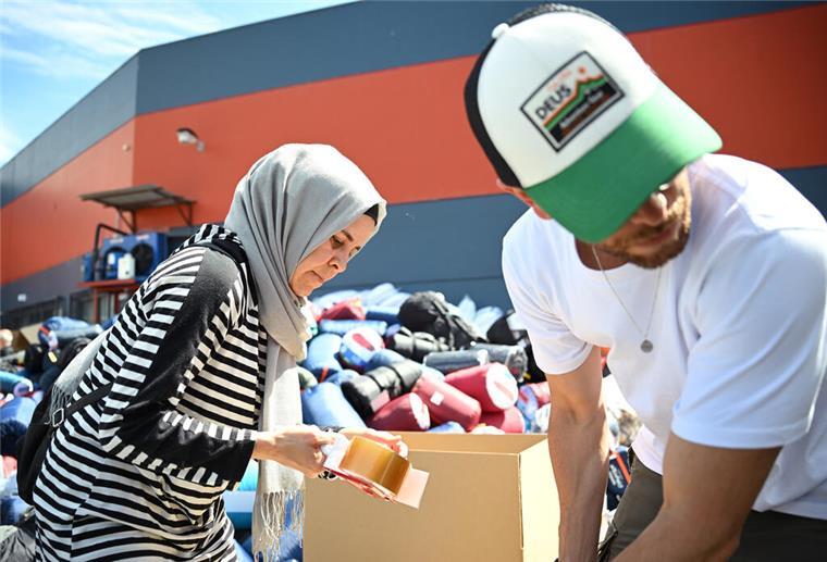 Spendenkonten für die Erdbeben-Opfer in der Türkei und in Syrien Menschen verpacken Hilfsgüter für die Türkei.
