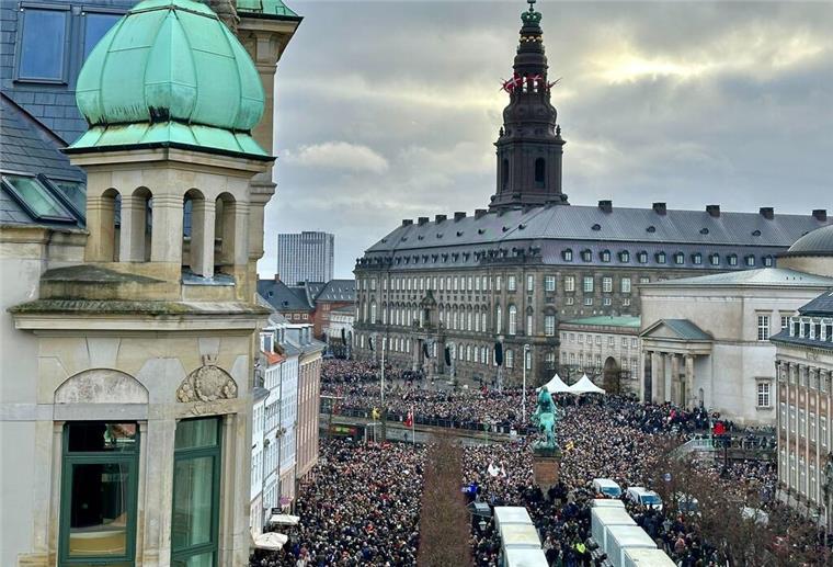 Königlicher Kuss: Frederik X. neuer König von Dänemark Menschen versammeln sich auf dem Platz von Schloss Christiansborg.