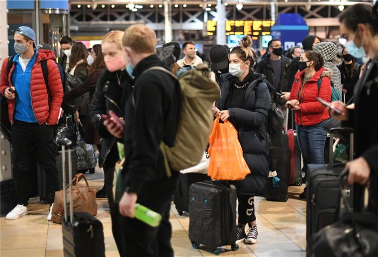 Neue Coronavirus-Variante: England in Alarmstellung Großbritannien, London: Menschen warten in der Halle am Bahnhof Paddington, nachdem angekündigt wurde, dass in London ab Mitternacht Stufe 4 der Corona-Beschränkungen in Kraft tritt.