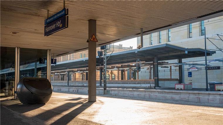 Lokführerstreik hat große Auswirkungen auf Zugverkehr Menschenleer ist der Bahnsteig am Hauptbahnhof.
