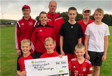 Mentzhausen war im Finale mit zwei Teams vertreten. Stehend von links: Alfred Wulff, Antje Wulff, Michael Frels, Devin Hillmer, Betreuer Heinz Müller und Joost Völkers. Kniend von links: Toke Loof, Finja Frels und Ole Frels.