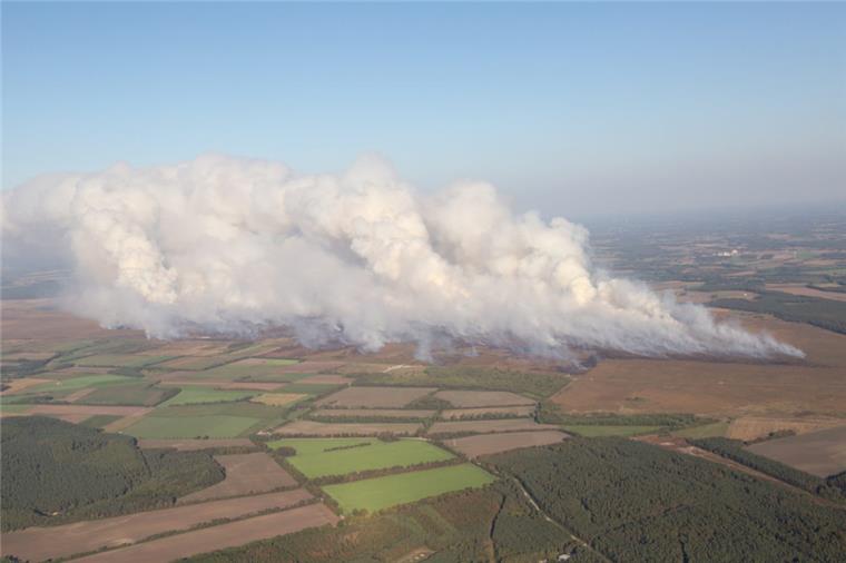 Brand in Meppen: Wieder Rauch in Bremerhaven und umzu Meppen: Rauchwolken steigen beim Moorbrand auf dem Gelände der Bundeswehr auf.