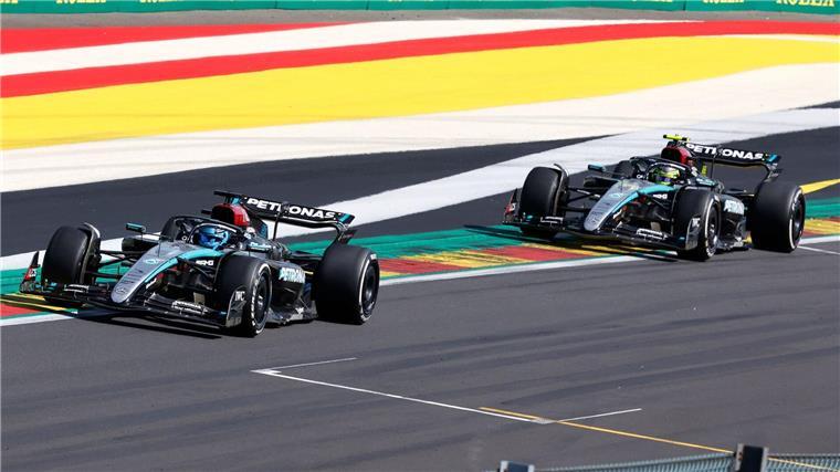 Mercedes-Pilot George Russell (l) kommt vor seinem Teamkollegen Lewis Hamilton ins Ziel: Doch der Sieg wird ihm später aberkannt.